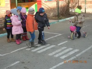 Бесіда «дорожні знаки, пішохідний перехід, машини спеціального призначення», дитячий садок «берізка» (знаки) Бесіда «дорожні знаки, пішохідний перехід, машини спеціального призначення», дитячий садок «берізка»