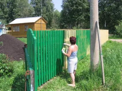 Чим пофарбувати паркан особливості обробки стовпів, конструкцій з паркану, відео-інструкція, фото (паркану) Чим пофарбувати паркан особливості обробки стовпів, конструкцій з паркану, відео-інструкція, фото