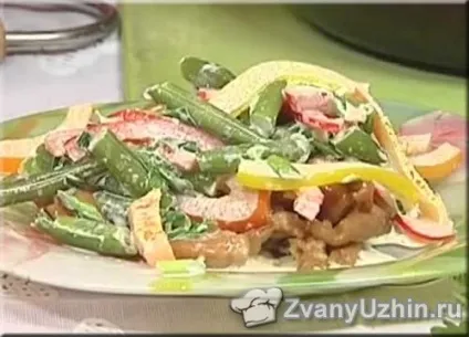 Теплий салат з куркою, квасолею і перцем (куркою) Теплий салат з куркою, квасолею і перцем
