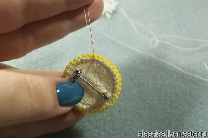 Робимо брошку-ромашку з бісеру - ярмарок майстрів - ручна робота, handmade (ultrasuede) Робимо брошку-ромашку з бісеру - ярмарок майстрів - ручна робота, handmade