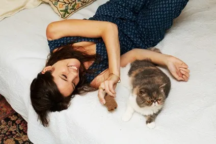 Дівчина з котом