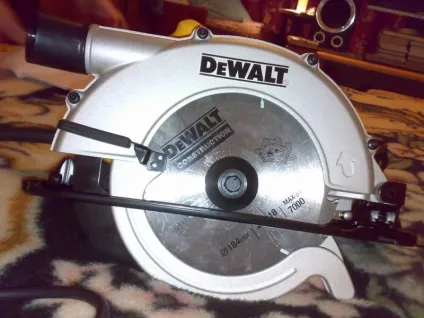 Дискова пилка dewalt