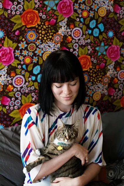 Дівчина з котом