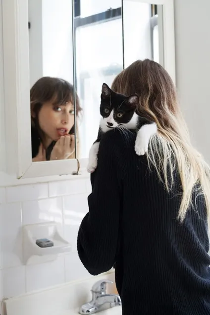 Дівчина з котом