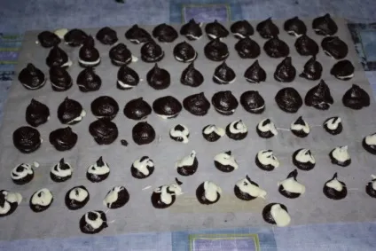 Домашні трюфелі з шоколаду - як приготувати цукерки трюфелі в домашніх умовах, покроковий (цукерки) Домашні трюфелі з шоколаду - як приготувати цукерки трюфелі в домашніх умовах, покроковий