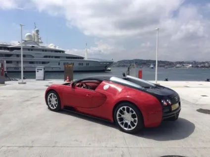 Цей червоний bugatti veyron насправді синій - цвях! (Справі) Цей червоний bugatti veyron насправді синій - цвях!