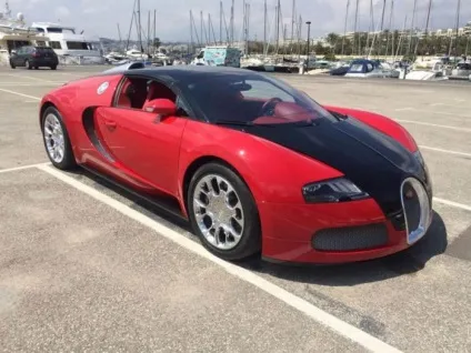 Цей червоний bugatti veyron насправді синій - цвях! (Bugatti) Цей червоний bugatti veyron насправді синій - цвях!