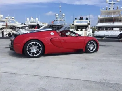 Цей червоний bugatti veyron насправді синій - цвях! (Справі) Цей червоний bugatti veyron насправді синій - цвях!