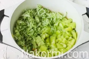Овочевий салат на зиму з помідорами, огірками, перцем, морквою і цибулею - рецепт з фото
