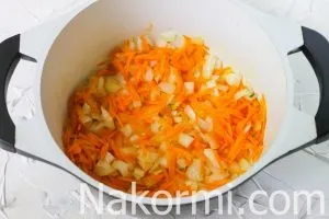 Овочевий салат на зиму з помідорами, огірками, перцем, морквою і цибулею - рецепт з фото