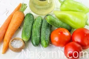Овочевий салат на зиму з помідорами, огірками, перцем, морквою і цибулею - рецепт з фото