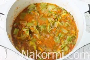 Овочевий салат на зиму з помідорами, огірками, перцем, морквою і цибулею - рецепт з фото