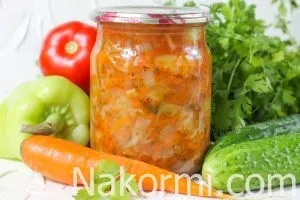 Овочевий салат на зиму з помідорами, огірками, перцем, морквою і цибулею - рецепт з фото