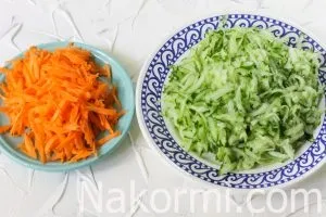 Овочевий салат на зиму з помідорами, огірками, перцем, морквою і цибулею - рецепт з фото