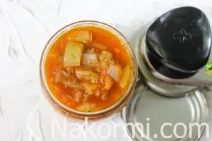 Овочевий салат на зиму з помідорами, огірками, перцем, морквою і цибулею - рецепт з фото