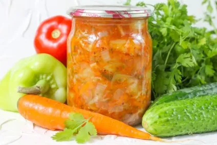 Овочевий салат на зиму з помідорами, огірками, перцем, морквою і цибулею - рецепт з фото