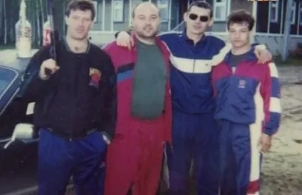 Як ми одягалися в лихі 90-е () Як ми одягалися в лихі 90-е