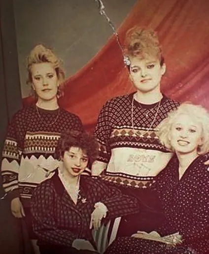 Як ми одягалися в лихі 90-е () Як ми одягалися в лихі 90-е