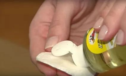 Як очистити від суперклею одяг та інші поверхні (іншим гострим предметом) Як очистити від суперклею одяг та інші поверхні