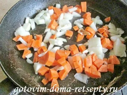 Тушкована в духовці курка з овочами