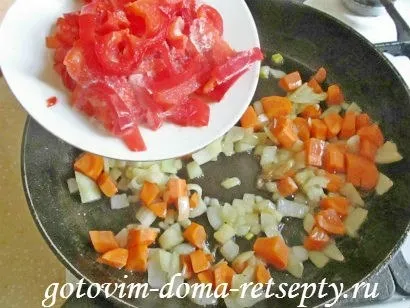 Тушкована в духовці курка з овочами