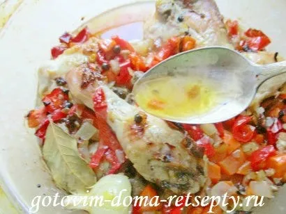 Тушкована в духовці курка з овочами
