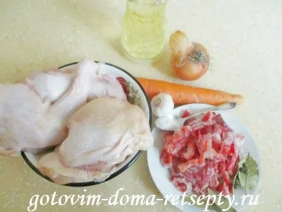 Тушкована в духовці курка з овочами