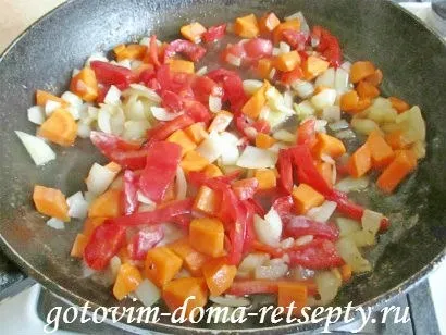 Тушкована в духовці курка з овочами
