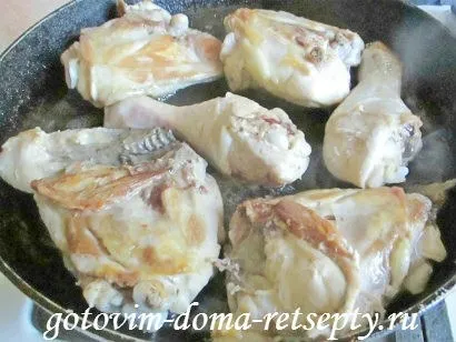 Тушкована в духовці курка з овочами