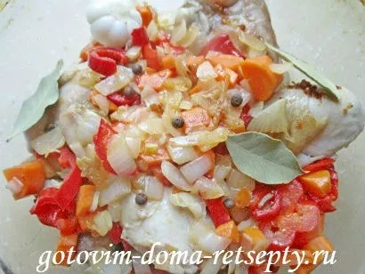 Тушкована в духовці курка з овочами