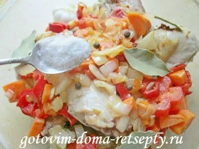 Тушкована в духовці курка з овочами