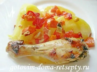 Тушкована в духовці курка з овочами