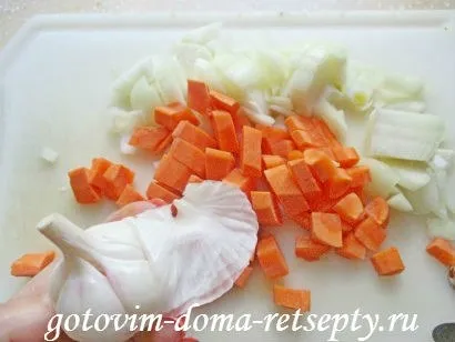Тушкована в духовці курка з овочами