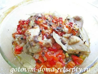 Тушкована в духовці курка з овочами