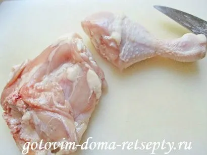 Тушкована в духовці курка з овочами