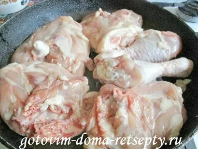 Тушкована в духовці курка з овочами