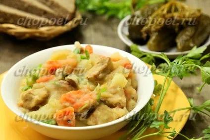 Тушкована картопля з м'ясом (свининою) рецепт з фото