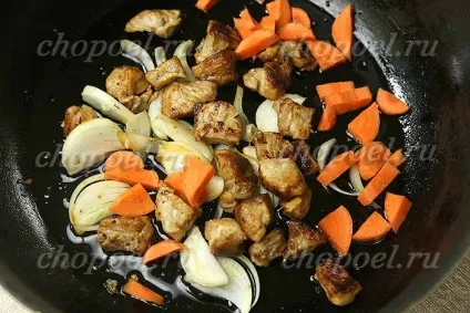 Тушкована картопля з м'ясом (свининою) рецепт з фото