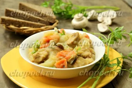 Тушкована картопля з м'ясом (свининою) рецепт з фото