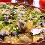 Картопля запечена в духовці з м'ясом, грибами і помідорами, рецепт