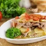 Картопля запечена в духовці з м'ясом, грибами і помідорами, рецепт