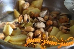 Картопля смажена з мідіями (смажена) Картопля смажена з мідіями