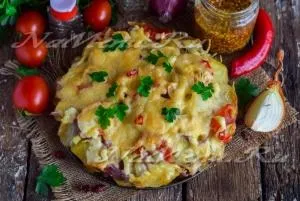 Картопля запечена в духовці з м'ясом, грибами і помідорами, рецепт