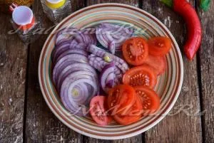 Картопля запечена в духовці з м'ясом, грибами і помідорами, рецепт