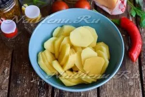 Картопля запечена в духовці з м'ясом, грибами і помідорами, рецепт