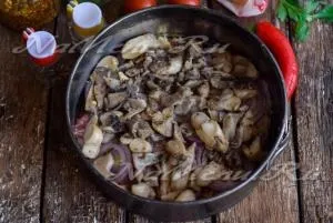 Картопля запечена в духовці з м'ясом, грибами і помідорами, рецепт
