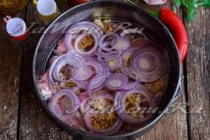 Картопля запечена в духовці з м'ясом, грибами і помідорами, рецепт