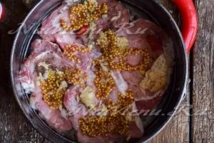 Картопля запечена в духовці з м'ясом, грибами і помідорами, рецепт