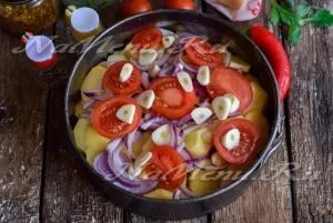 Картопля запечена в духовці з м'ясом, грибами і помідорами, рецепт