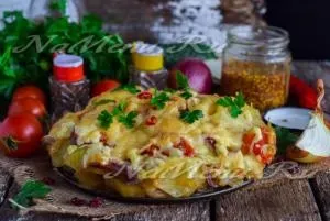 Картопля запечена в духовці з м'ясом, грибами і помідорами, рецепт